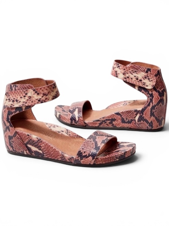 gentle souls Shoes - NEW Gentle Souls Leather Reptile Mauve/Black Print Wedge Sandal Size 6.5 NWOB